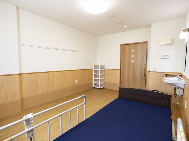 静かな居室 居室 落ち着いた空間の居室です。木目調の壁が優しい雰囲気を作り出しています。