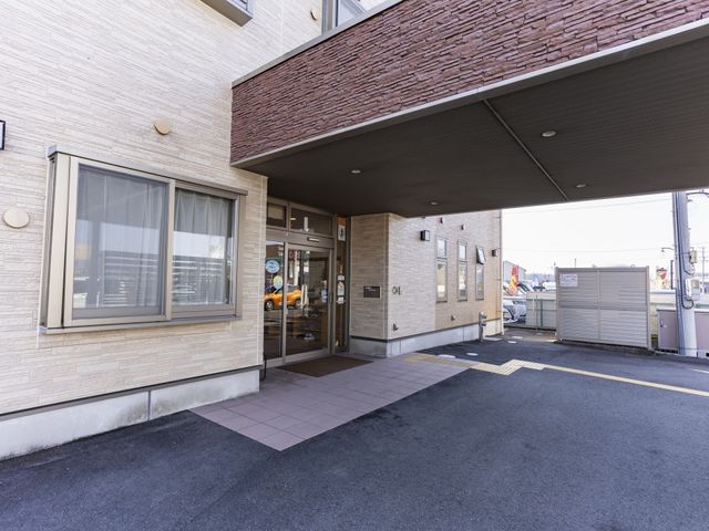 親しみやすい入口 エントランス 広々としたエントランスは、訪れる方に安心感を与え、快適にお迎えします。