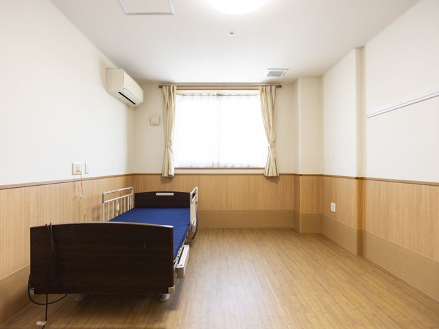 快適な居室 居室 窓から自然光が差し込む、シンプルで快適な個室です。リラックスした空間で過ごせます。