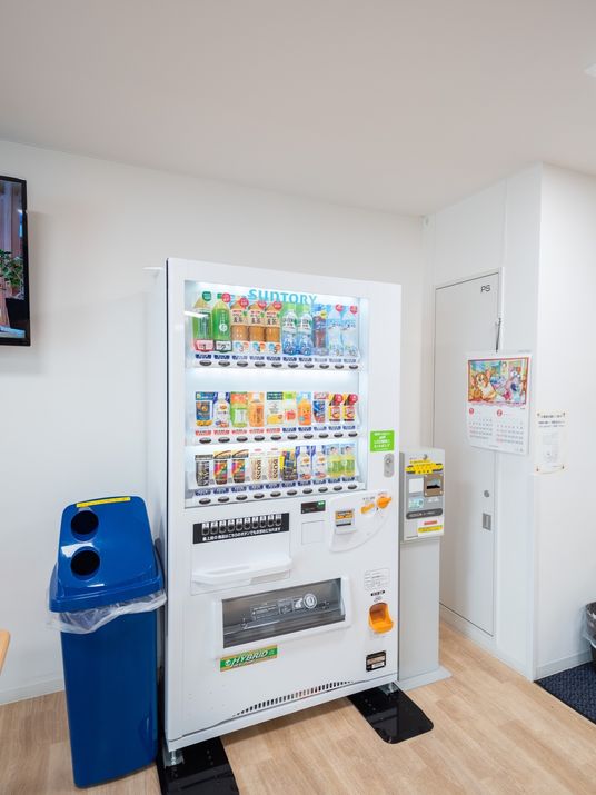 休憩スペースの自動販売機