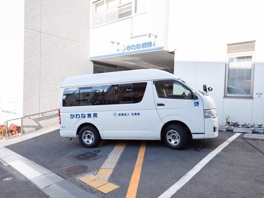 福祉車両と建物の外観