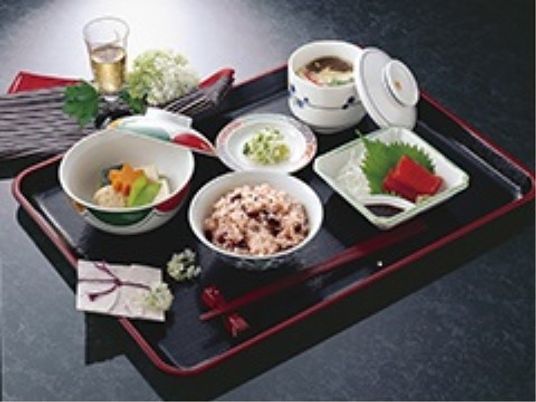 配膳された健康的な食事