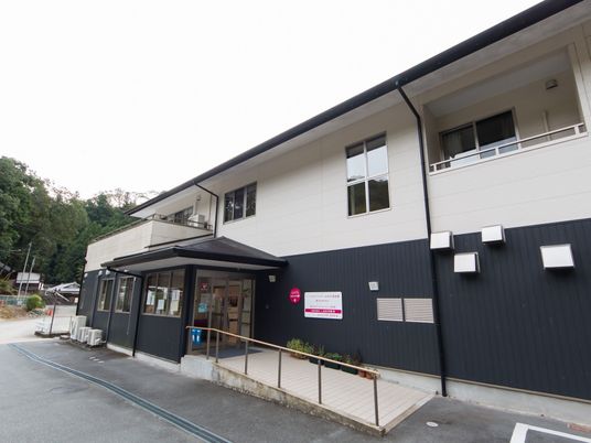 施設の明るい外観