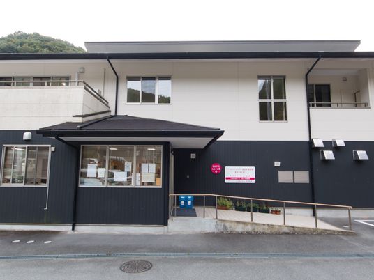 モダンな建物のエントランス