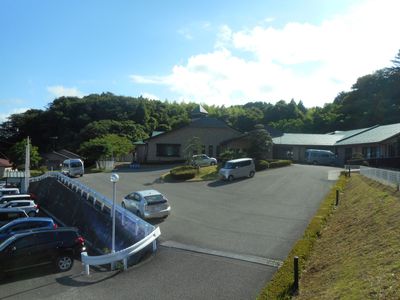 緑に囲まれた施設の外観