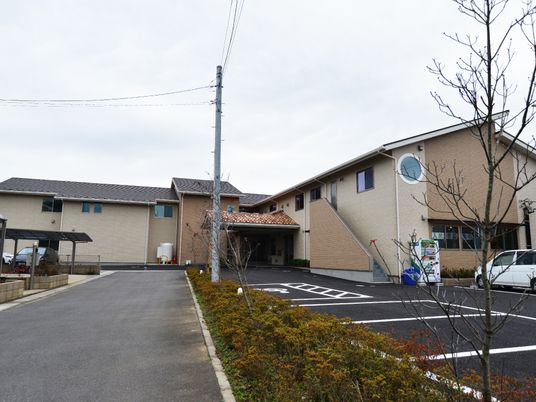 広々とした駐車場のある外観