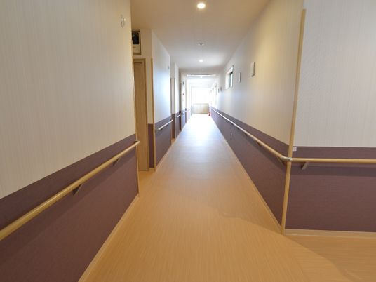 手すり付きの明るい廊下
