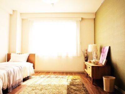 明るい個室の居室
