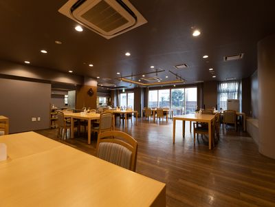 広々とした明るい食堂