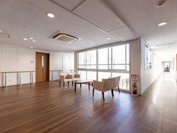 明るい廊下と椅子セット