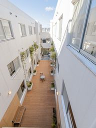 白い壁の建物と緑の中庭