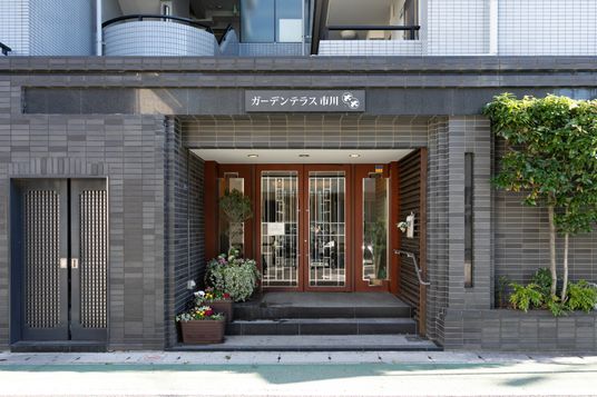 施設のエントランス