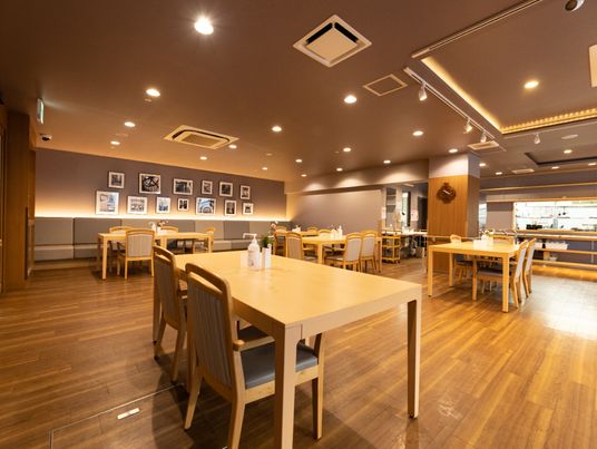 広々とした明るい食堂