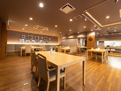 広々とした明るい食堂