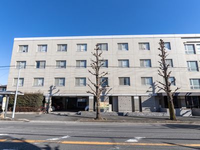 建物全景とエントランス