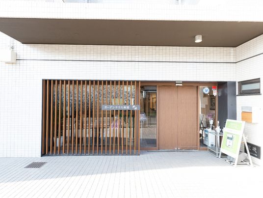 エントランスの明るい外観