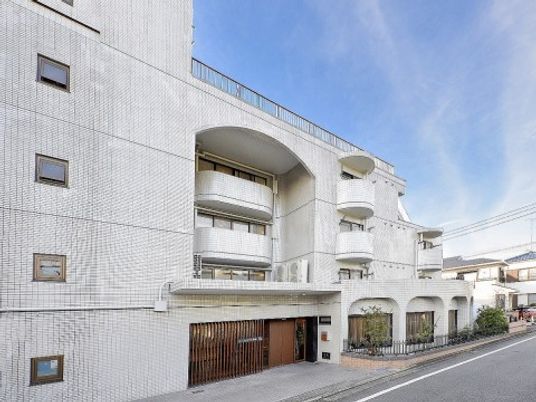 白い建物の外観