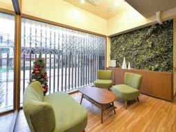 緑の椅子のある待合室