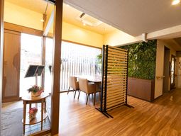 明るいダイニングの空間