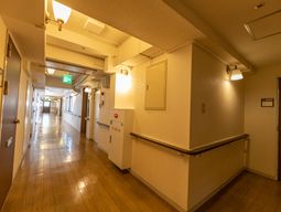 明るい廊下の光景