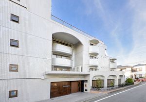 白い建物の外観