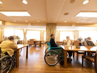 明るい食堂の様子