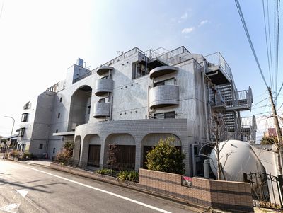 白い外壁の建物外観