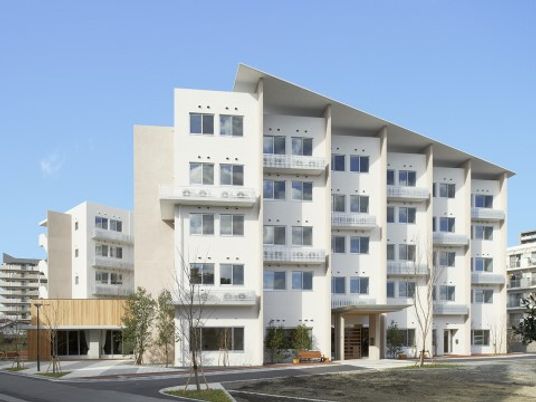 白い建物の外観