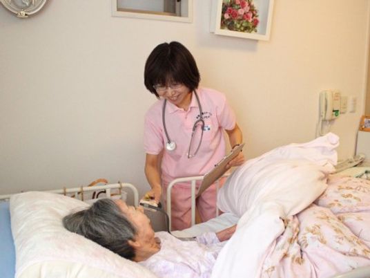 看護師が患者と会話