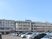 広い駐車場と建物