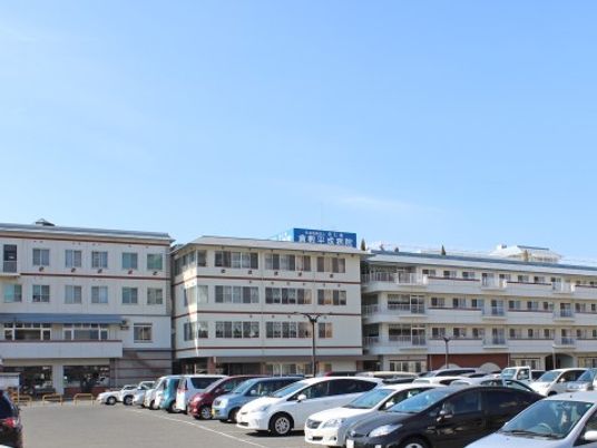 広い駐車場と建物