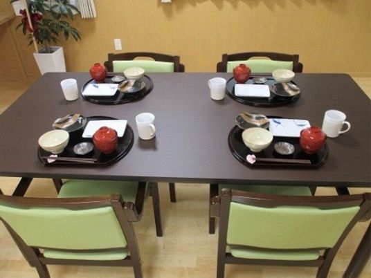 食事準備済みのダイニング