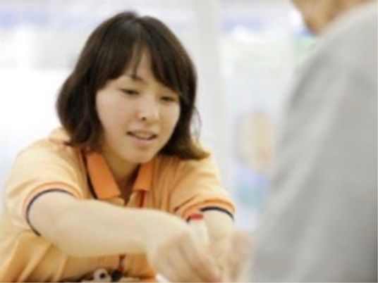 ケアスタッフと利用者の手