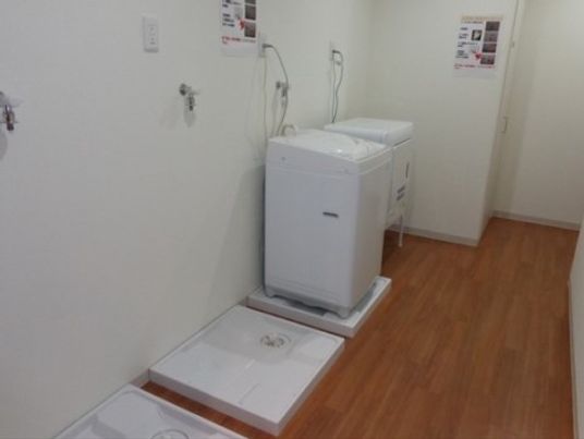洗濯機と洗面台のある空間