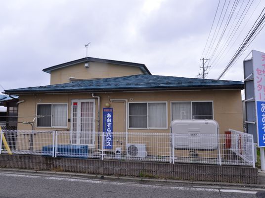 外観とエントランスの外観