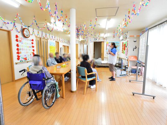 明るい活動室の様子
