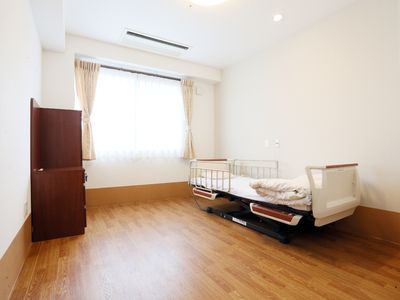 明るい個室の居室