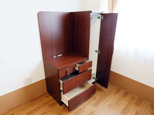 明るい部屋の木製クローゼット