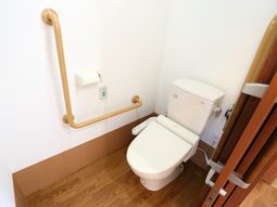 手すり付きのきれいなトイレ