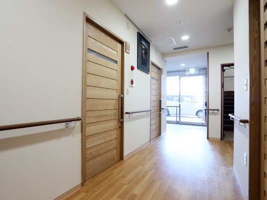 明るい廊下と木製の扉