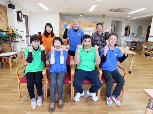 笑顔のスタッフと利用者たち