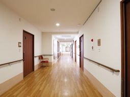 明るく清潔な廊下