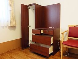 茶色の家具が置かれた部屋