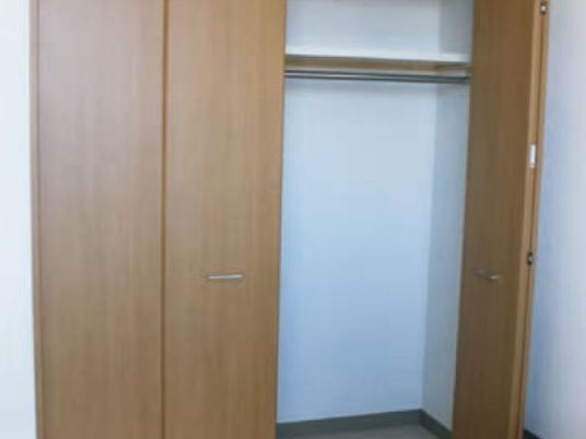 シンプルな木製クローゼット