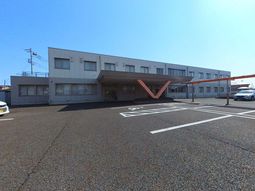 広い駐車場の外観