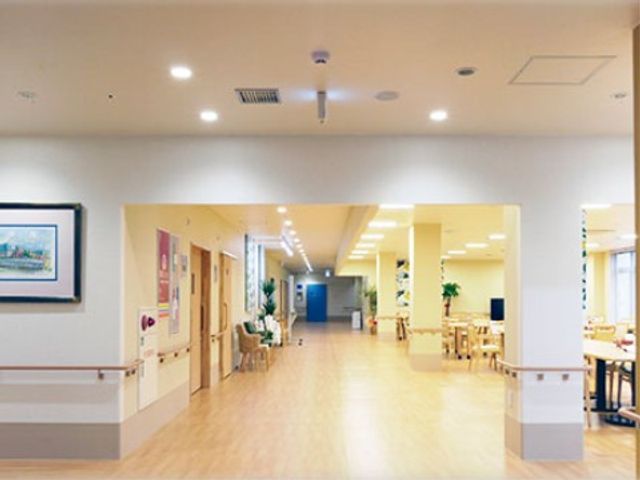 広々とした明るい廊下 共有スペース 機能的で広々とした廊下は、掲示物や絵画で彩られており、明るく開放感のある空間を提供しています。清潔感があり、日々の業務に活気を与える場所です。