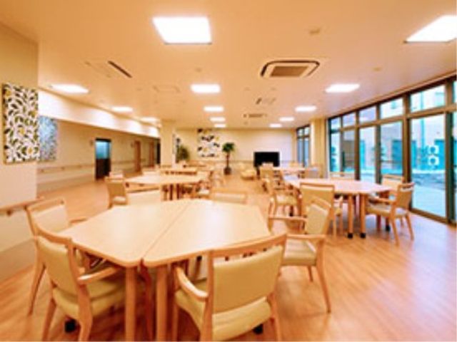 広々とした明るい食堂 リビング 日の光が差し込む座席の多い食堂では、利用者同士がコミュニケーションをとりやすく、暖かな雰囲気が醸し出されています。