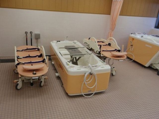 清潔な浴室設備 浴室 ゆったりとしたスペースに備えられた機能的な浴槽です。安心してご利用いただける環境を整えております。