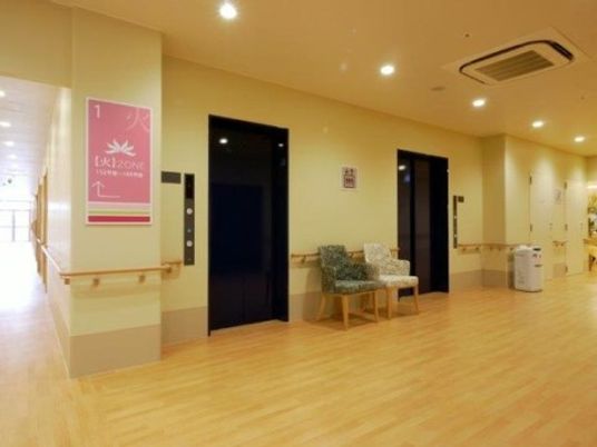 廊下とドアのある施設内