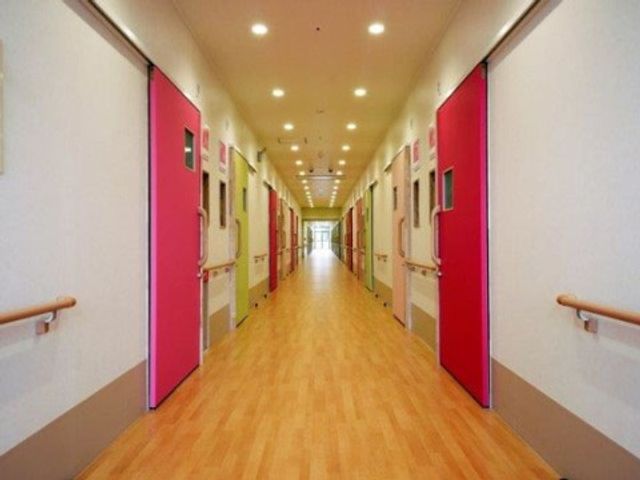 カラフルな廊下 廊下 壁に掛かるアートが明るい印象を与える廊下です。手すりは移動をサポートし安心して歩ける設計になっています。